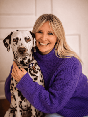 Lächelnde Frau mit Dalmatiner-Hund (1)