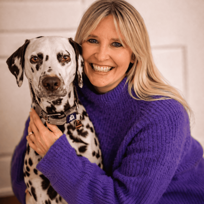 Lächelnde Frau mit Dalmatiner-Hund (1)